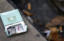 علبة سجائر فارغة على الأرض خارج حانة في سيدني، أستراليا، الأربعاء 6 يوليو 2011