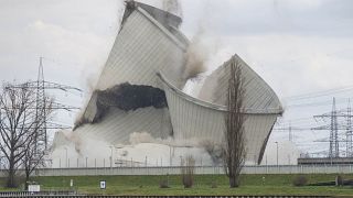 انهيار أبراج التبريد لمحطة الطاقة النووية ببليس التي تم إيقاف تشغيلها في ألمانيا