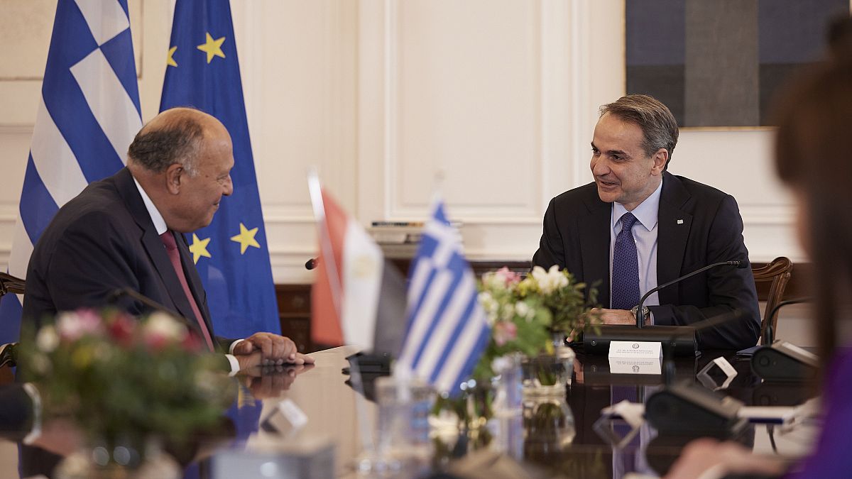 Ο πρωθυπουργός Κυριάκος Μητσοτάκης συνομιλεί με τον υπουργό Εξωτερικών της Αιγύπτου, Σάμεχ Σούκρι κατά τη διάρκεια της συνάντησής τους, στο Μέγαρο Μαξίμου