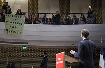 Νέοι φώναξαν συνθήματα κατά του Εμανουέλ Μακρόν στην Ολλανδία
