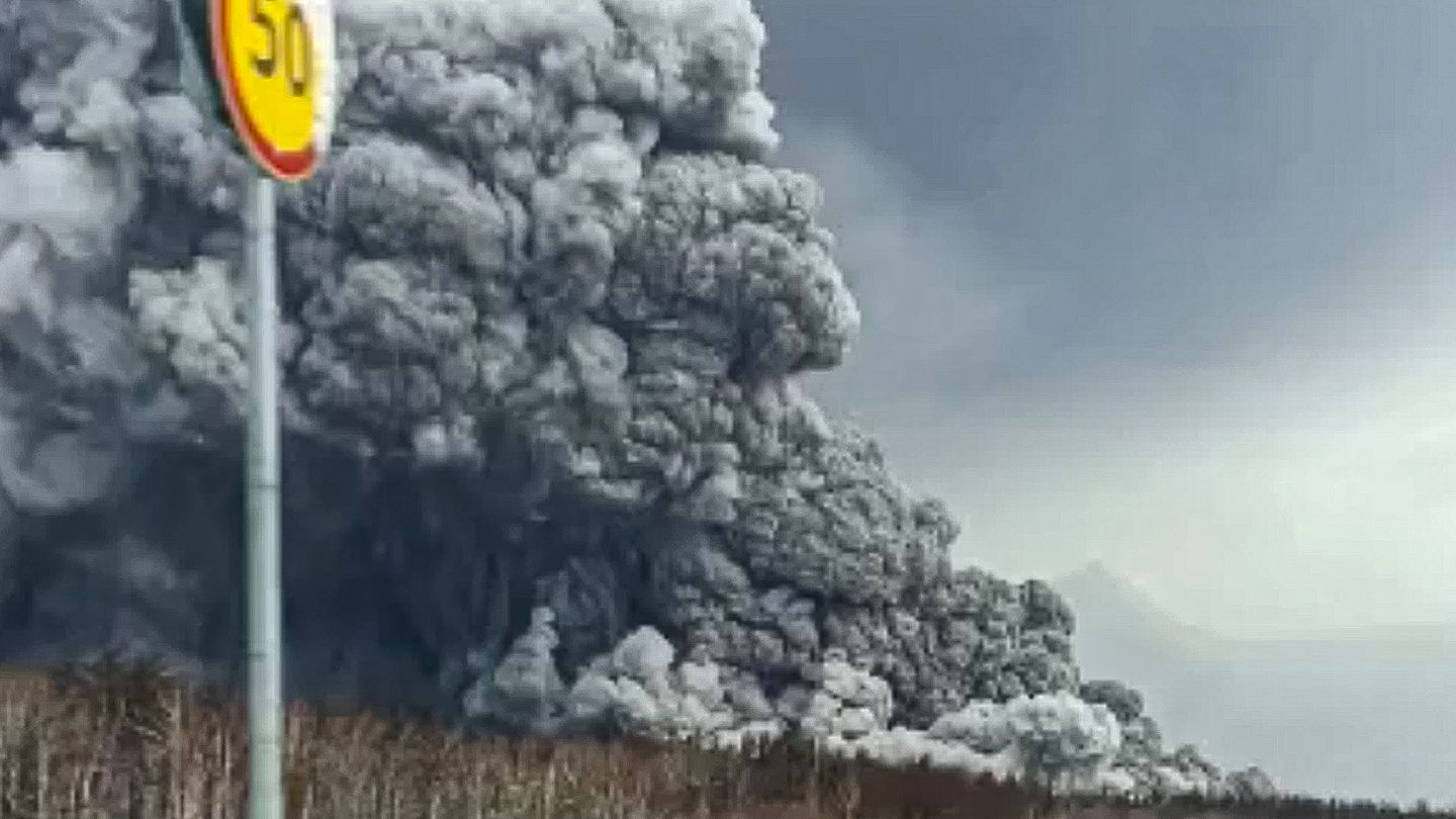 الرماد غطى قرى كاملة.. لقطات مرعبة من ثوران بركان في روسيا | Euronews