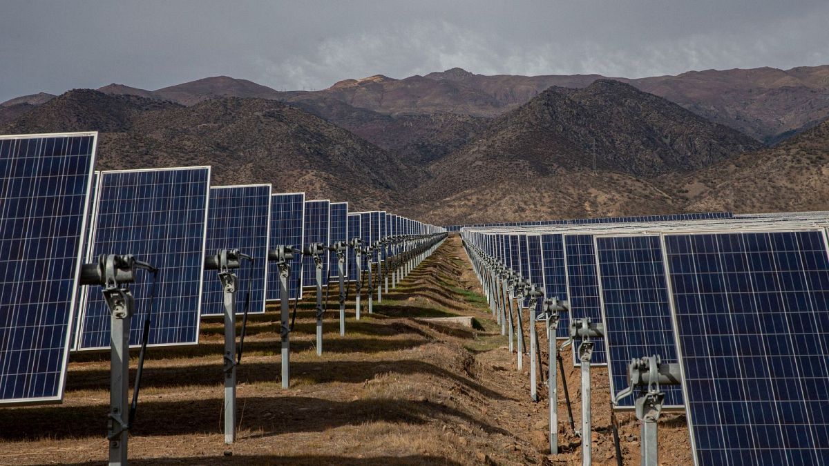 Солнечные панели в Чили. Министр энергетики страны Диего Пардоу говорит, что "2023 год кажется многообещающим на глобальном уровне [...], но нам предстоит еще долгий путь".