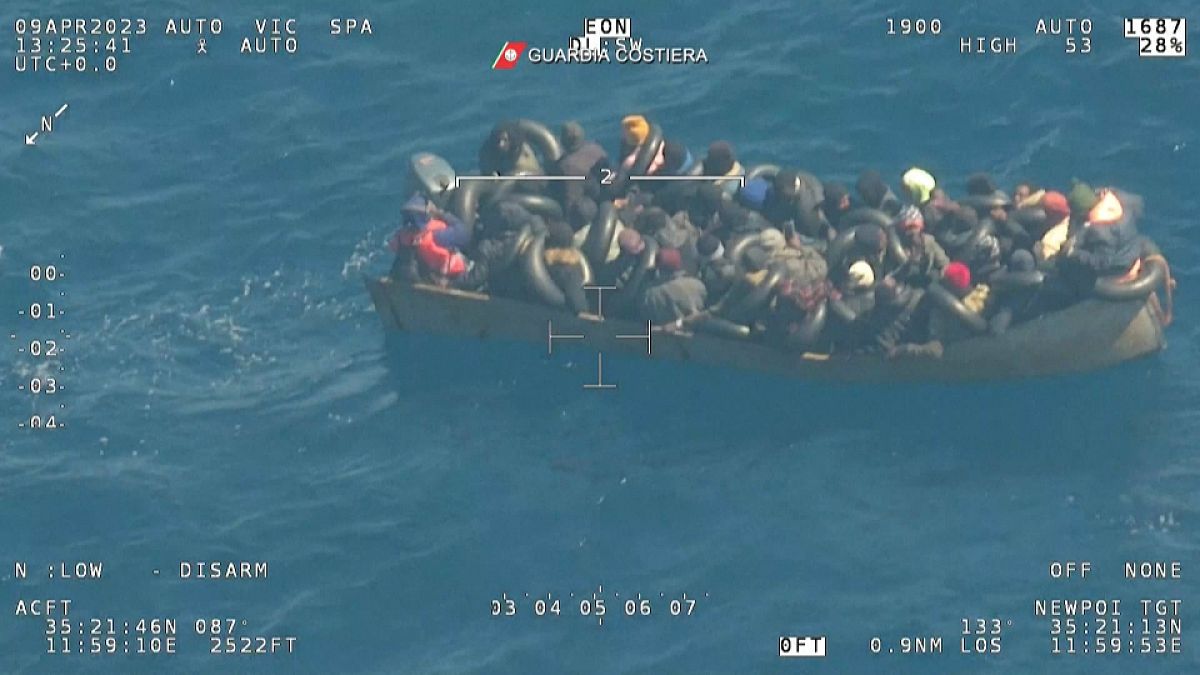 Migrantes tratan de llegar en una embarcación a la costa italiana