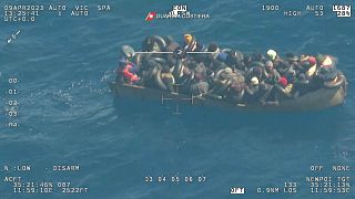 Migrantes tratan de llegar en una embarcación a la costa italiana