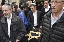 Trauernde tragen den Leichnam von Lucy Dee auf einem Friedhof in der Westjordanland-Siedlung Kfar Etzion, 11. April 2023.