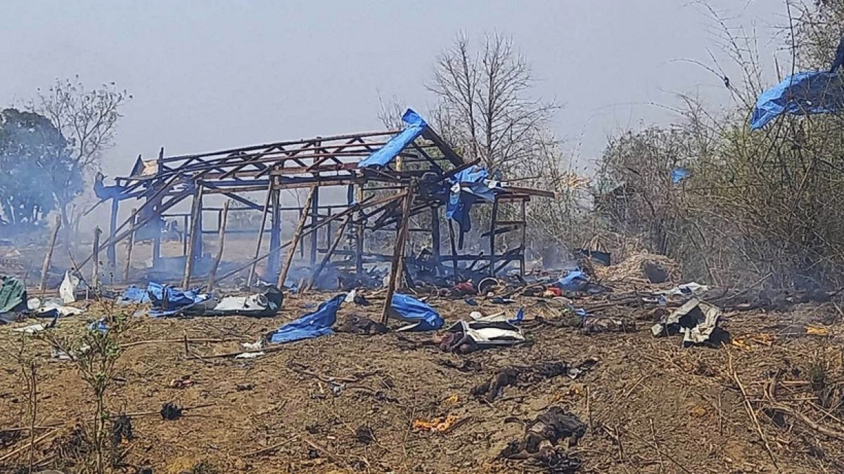 Restos del bombardeo del Ejército birmano en el bastión rebelde en Pazigyi, en Sagaing.