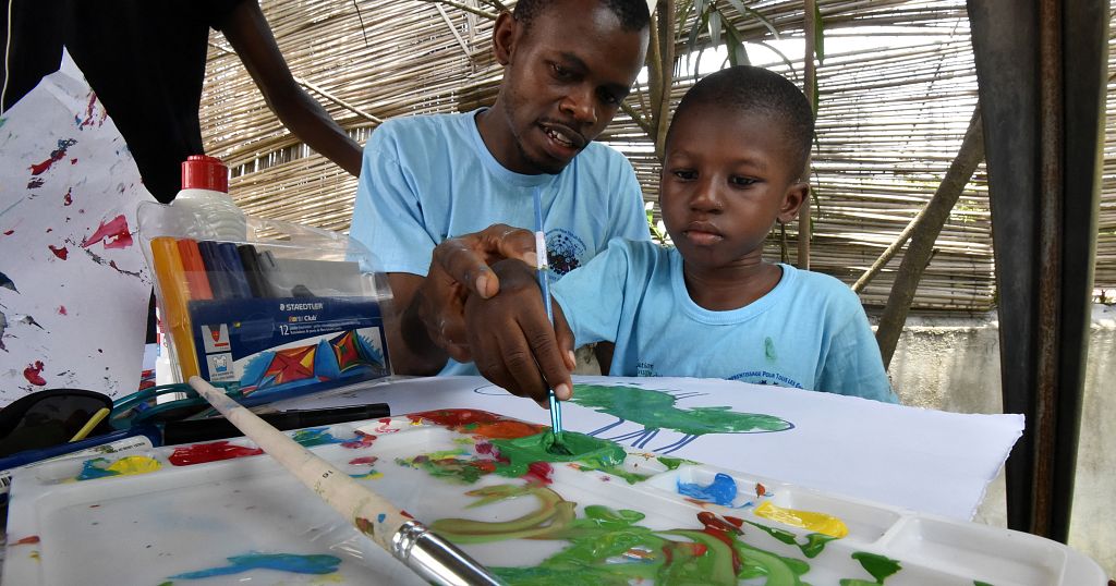 Enfant autiste accompagné dans son apprentissage scolaire