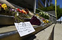 Gerbe de fleurs déposée sur les marches de la banque de Louisville, théâtre d'une fusillade lundi matin