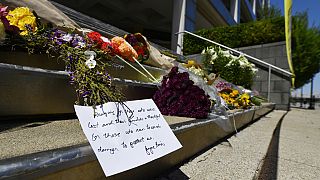 Virágcsokrok az áldozatok emlékére Louisville-ben, az Old National Bank lépcsőin 2023. április 11-én 