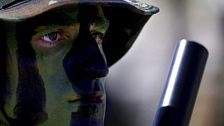 Un soldado con camuflaje en la cara.