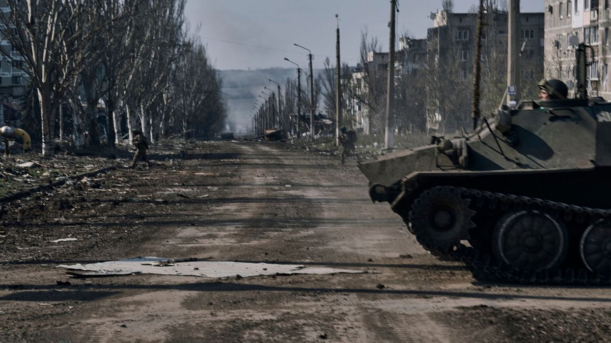 سربازان ا��کراینی در خیابان باخموت، محل نبردهای سنگین با نیروهای روسی در منطقه دونتسک، اوکراین، یکشنبه، ۹ آوریل ۲۰۲۳.