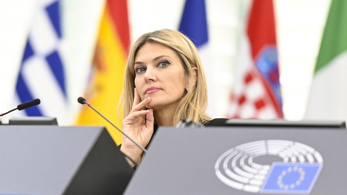 Eva Kaili è stata sospesa dal ruolo di vice-presidente del Parlamento europeo, ma rimane eurodeputata
