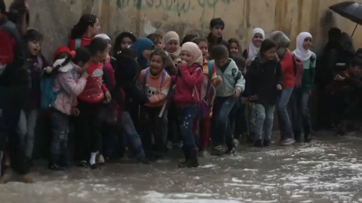 صورة مأخوذة من مقطع فيديو لتلاميذ المدارس وسط السيول