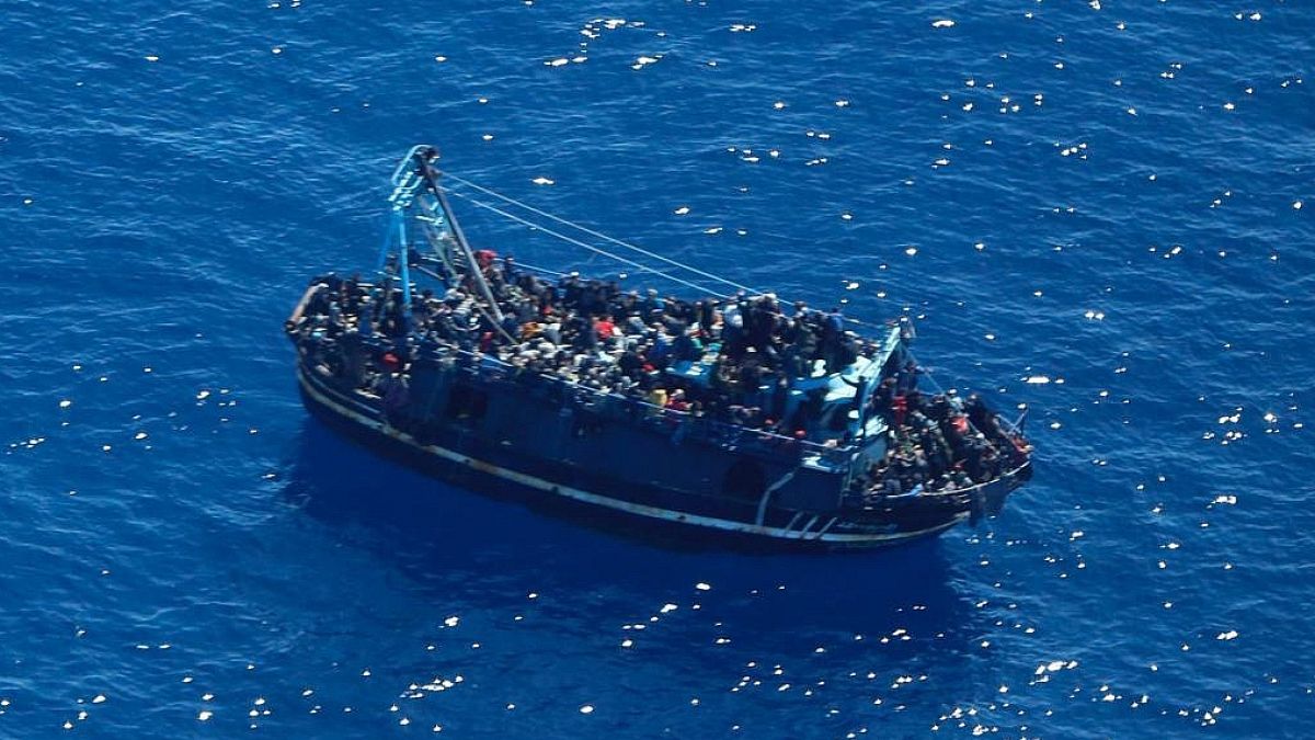 A bajba jutott, menekültekkel tele hajó a tengeren