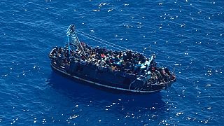 A bajba jutott, menekültekkel tele hajó a tengeren