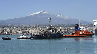 Судно с мигрантами на борту входит в сицилийский порт Катания