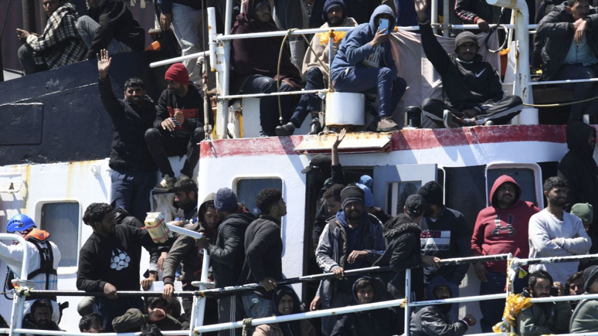 Ein Schiff mit rund 700 Migranten an Bord läuft in den sizilianischen Hafen von Catania ein, 12. April 2023
