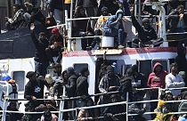 Un navire transportant quelque 700 migrants entre dans le port sicilien de Catane, mercredi 12 avril 2023.