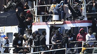 Migranti arrivano nel porto di Catania, Sicilia.