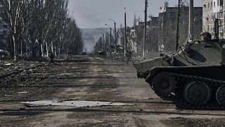 Ukrán katonák a szétlőtt Bahmut városában