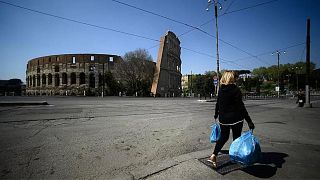 شهر رم، زنی که در حال بردن زباله است.