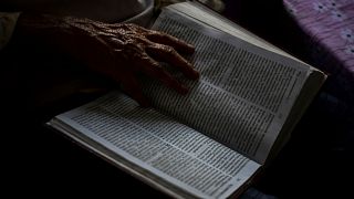امرأة مسنة تقرأ كتابا في ولاية كيرالا في الهند. 2023/03/06
