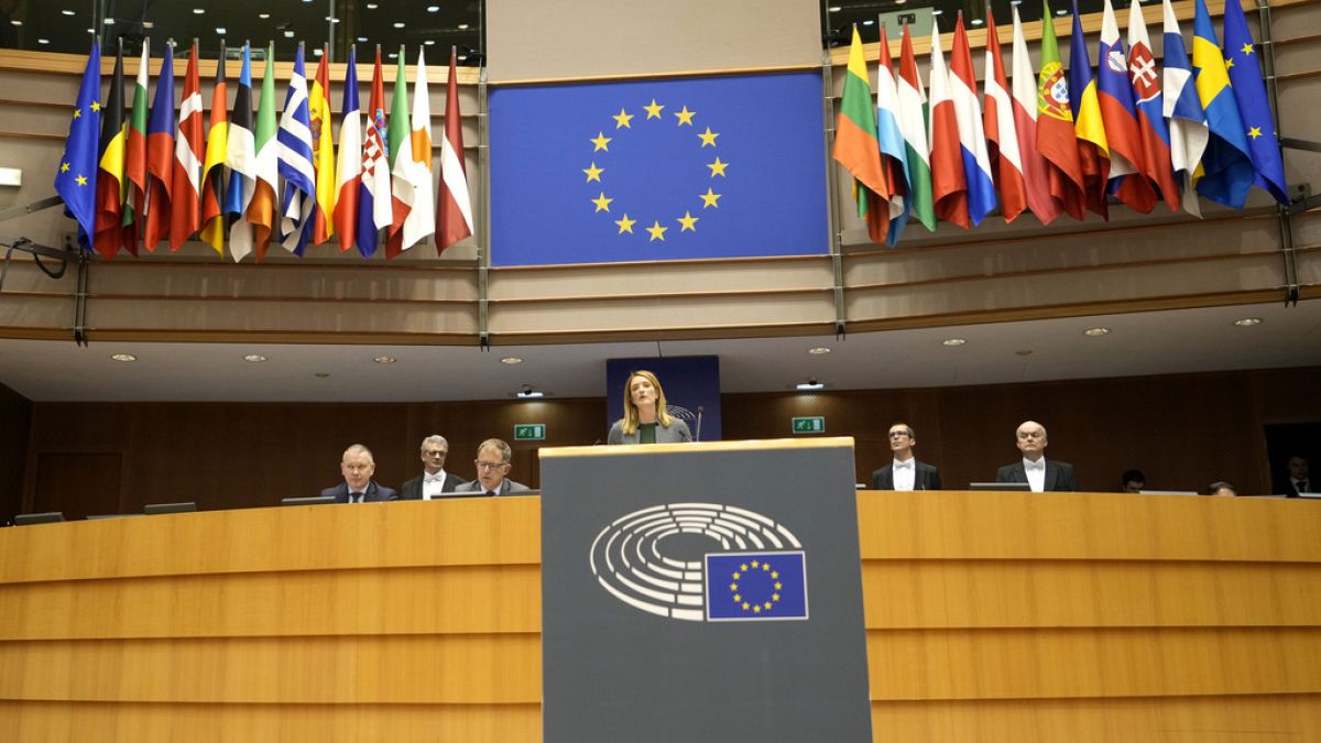 A Presidente do Parlamento Europeu Roberta Metsola, ao centro, discursa durante uma sessão plenária no Parlamento Europeu em Bruxelas