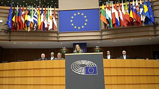 A Presidente do Parlamento Europeu Roberta Metsola, ao centro, discursa durante uma sessão plenária no Parlamento Europeu em Bruxelas