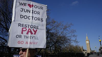 طبيب يشارك في مسيرة اعتصام في لندن
