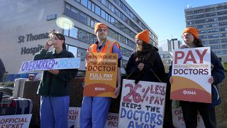 أطباء يشاركون في مسيرة اعتصام في لندن للمطالبة بتحسين الأجور