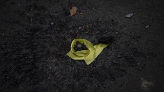 H κίτρινη κορδέλα έχει γίνει σύμβολο αντίστασης στην κατεχόμενη Ουκρανία.