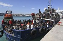 Kiszállásra váró migránsok a szicíliai Catania kikötőjében