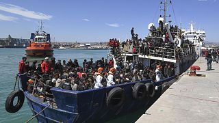 Kiszállásra váró migránsok a szicíliai Catania kikötőjében