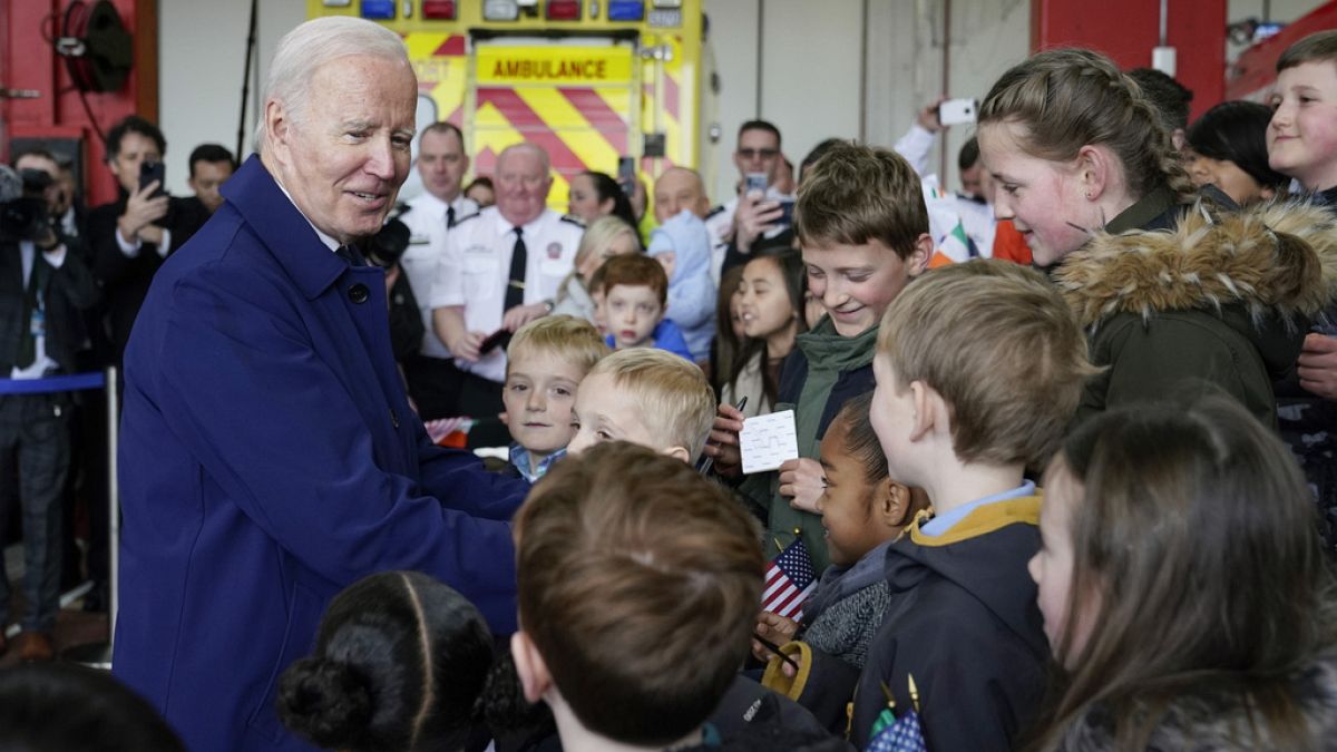 Präsident Joe Biden begrüßt die Kinder von Botschaftsmitarbeitern am internationalen Flughafen Dublin in Dublin, Irland, 12. April 2023.