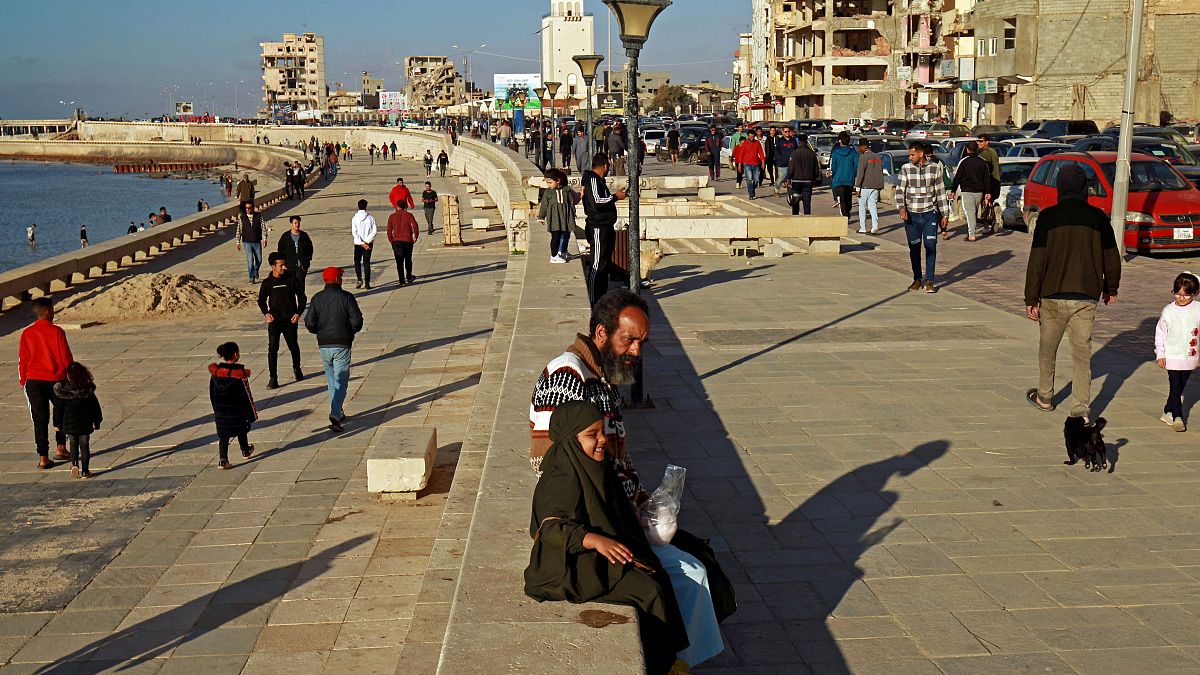 أناس متجمعون عند الكورنيش في بنغازي - ليبيا. 2023/03/26