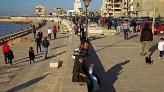 أناس متجمعون عند الكورنيش في بنغازي - ليبيا. 2023/03/26