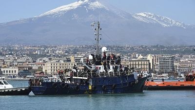 سفينة تحمل حوالي 700 مهاجر على متنها تدخل ميناء كاتانيا في صقلية. 2023/04/12