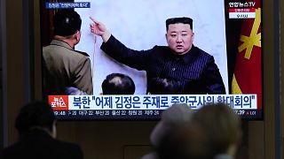صورة لكيم جونغ أون، الزعيم الكوري الشمالي يظهر وهو يعلن عن إطلاق بلاده صاروخا بالستيا على شاشة موجودة في محطة سيول