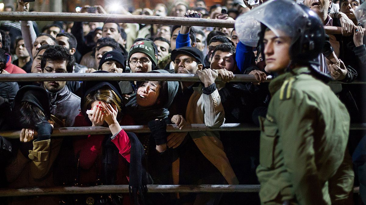 نساء يبكين ومتفرجون يحضرون عملية إعدام علنية في العاصمة الإيرانية طهران - أرشيف
