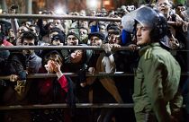 نساء يبكين ومتفرجون يحضرون عملية إعدام علنية في العاصمة الإيرانية طهران - أرشيف