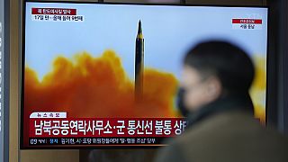 Le tir du missile nord-coréen à la télévision sud-coréenne après le tir d’un missile balistique en direction du Japon, le 13 avril 2023