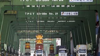 الصورة لحاويات نقل تقف في محطة الحاويات الدولية في ميناء تيانجين بشمال الصين يوم 11 أبريل 2023.