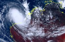 عاصفة استوائية تقترب من اليابسة في أستراليا