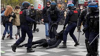 شرطة مكافحة الشغب تعتقل شابا خلال مظاهرة الخميس 6 أبريل 2023 في باريس.