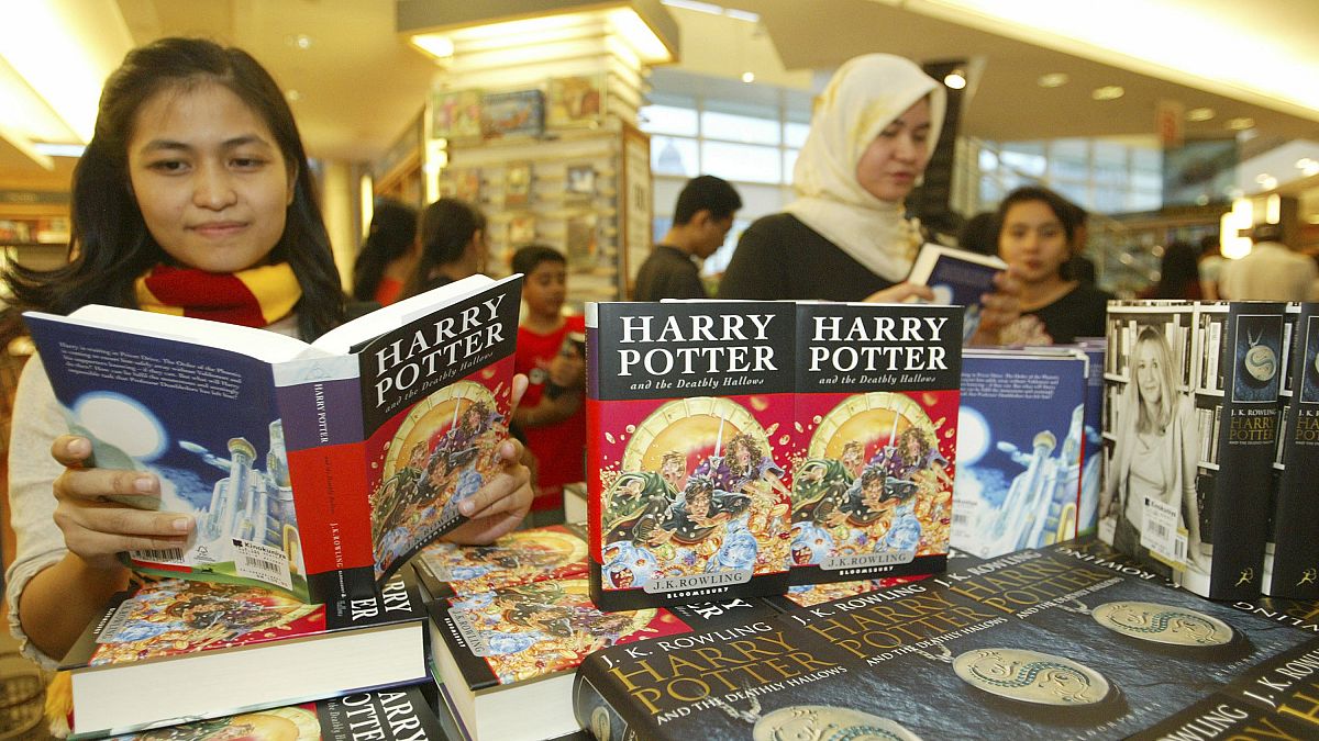 عشاق لروايات هاري بوتر يقبلون على شراء الإصدار الجديد في العاصمة الماليزية كوالالومبور ـ أرشيف