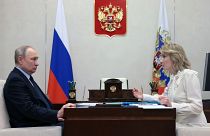 El presidente Vladimir Putin escucha a Maria Lvova-Belova durante su reunión en las afueras de Moscú, Rusia, 16 de febrero de 2023.
