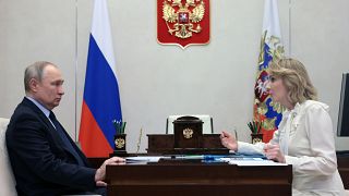 El presidente Vladimir Putin escucha a Maria Lvova-Belova durante su reunión en las afueras de Moscú, Rusia, 16 de febrero de 2023.