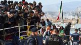 İtalya açıklarında kurtarılan göçmenler
