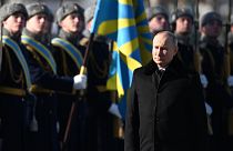 Putyin koszorúz az ismeretlen katona sírjánál