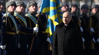 Putyin koszorúz az ismeretlen katona sírjánál